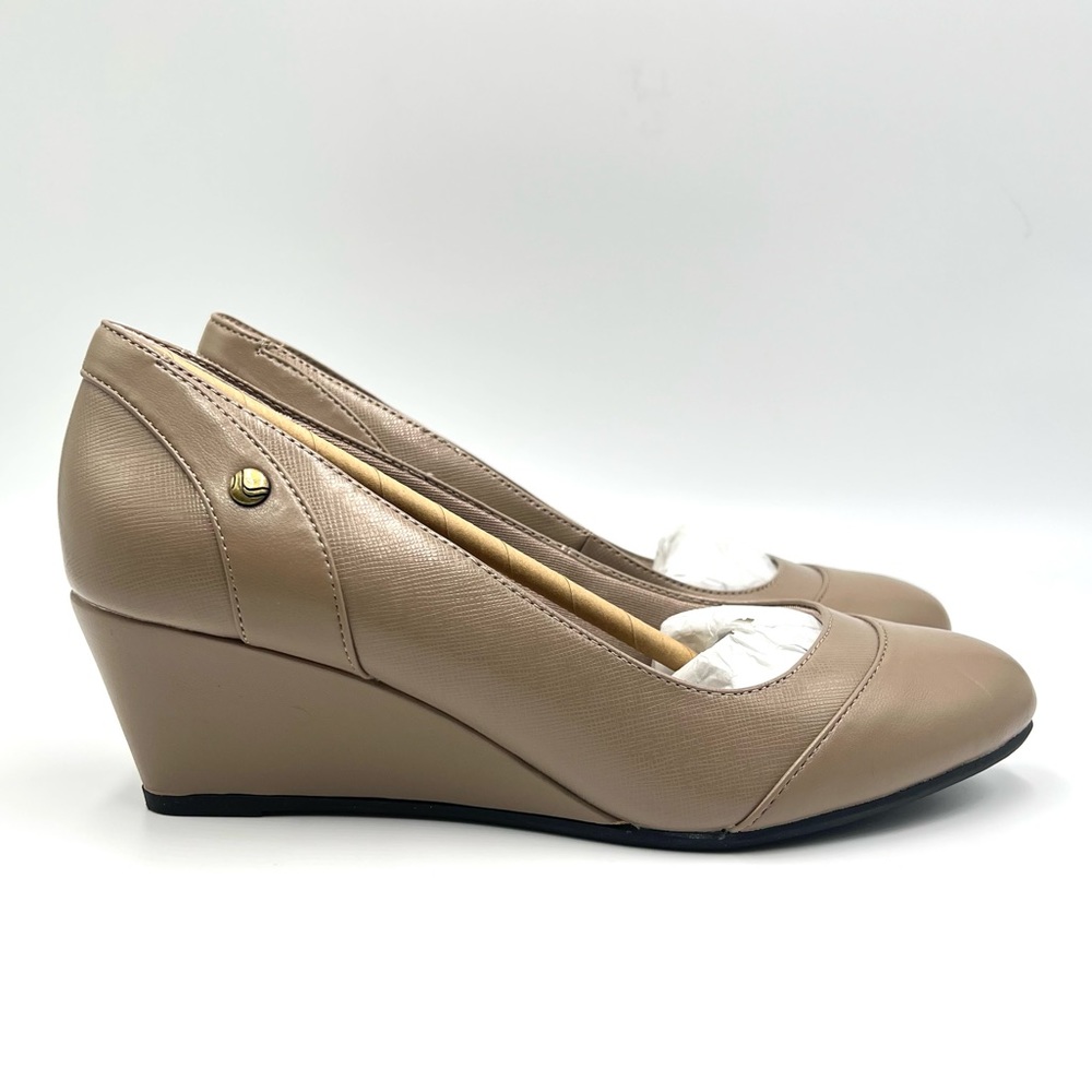 Life Stride Size 7 Dreams Tan Beige Nude Wedge Pumps Heels Round Toe Shoes‎